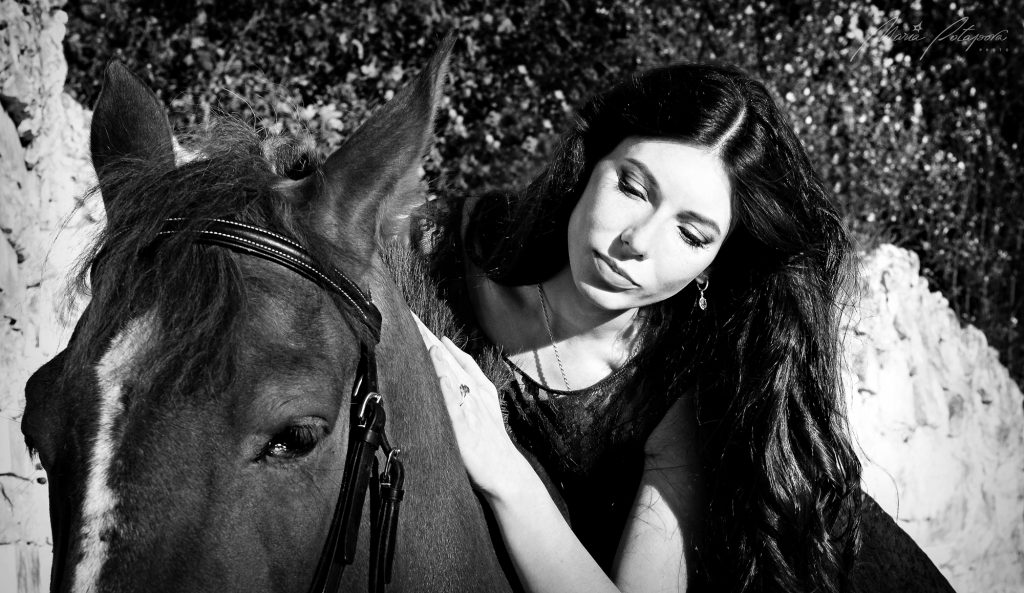 чёрно-белое фото женщины с лошадью