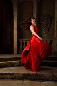 Красивое фото девушка в красном платье