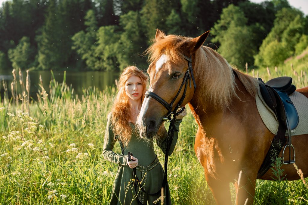 портрет девушки с конём